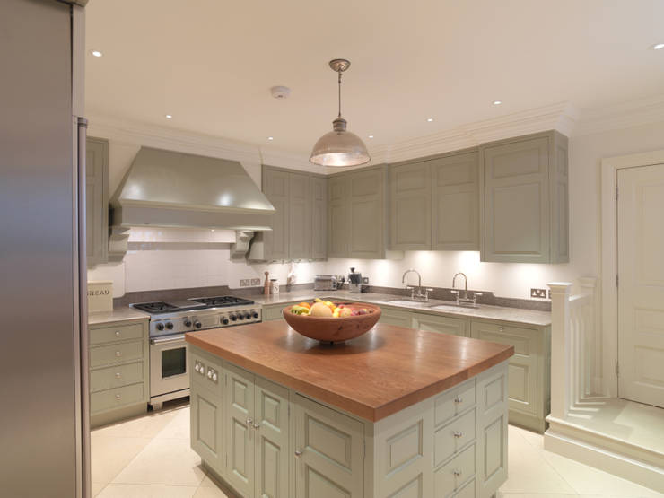 Chelsea Kitchen designed and made by Tim Wood Tim Wood Limited Cuisine classique Placards & stockage