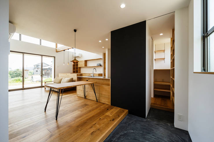 Pasillos y recibidores de estilo  por 一級建築士事務所haus