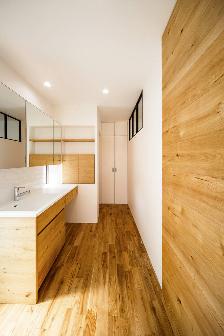 Baños de estilo  por 一級建築士事務所haus