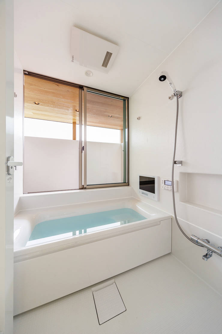 Baños de estilo  por 一級建築士事務所haus