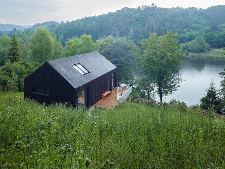 Modernes Holzhaus am See mit Traumausblick, Backraum Architektur Backraum Architektur Casas modernas Madeira Preto