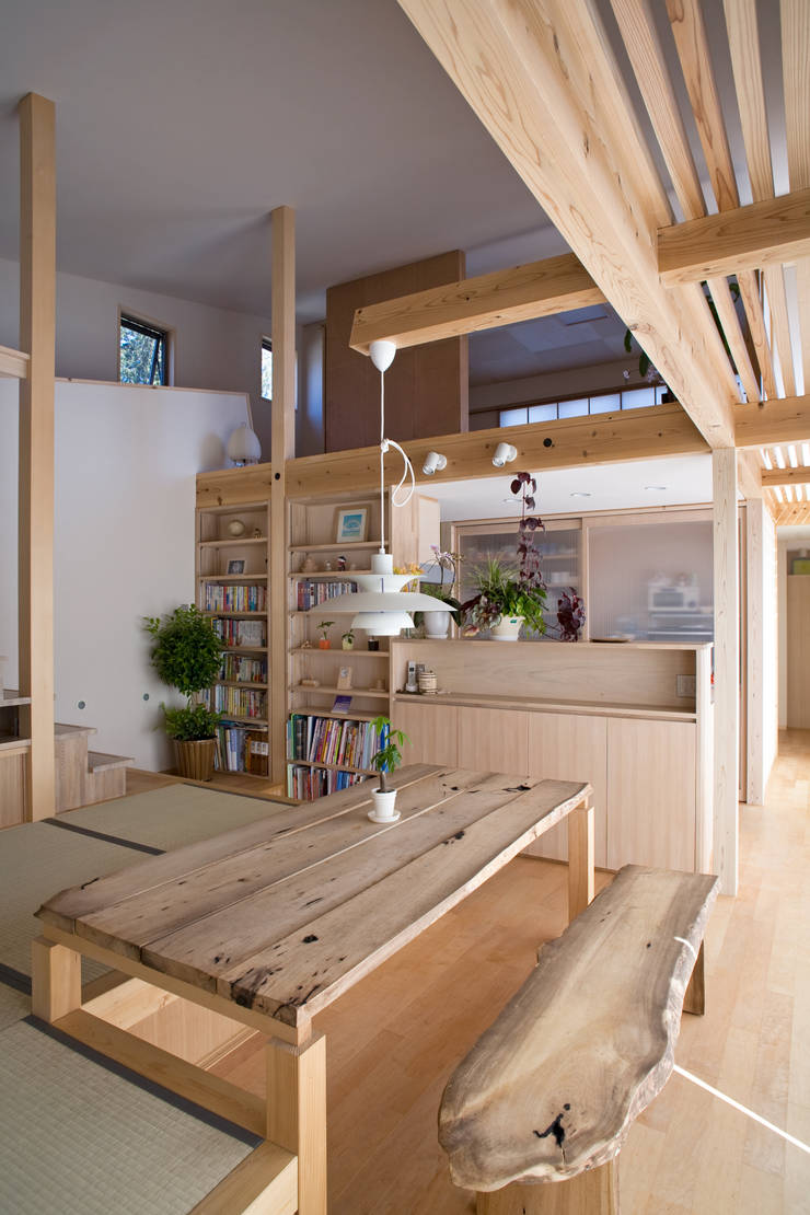 Salas de estilo  por 尾日向辰文建築設計事務所