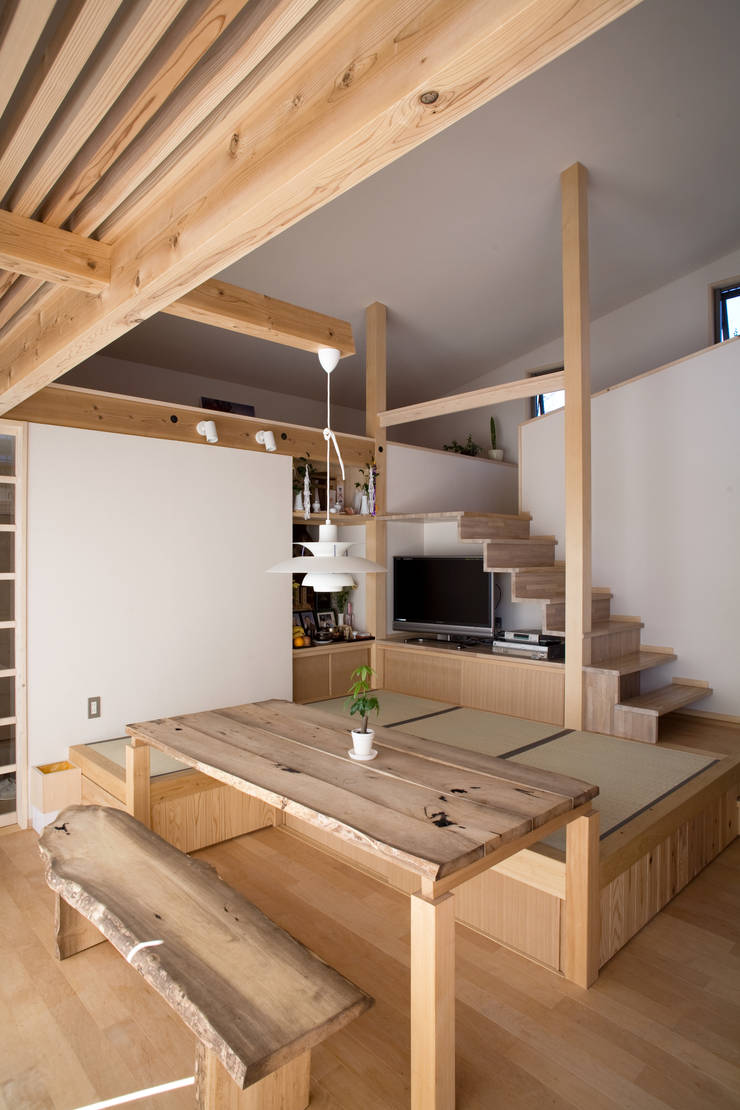 Salas de estilo  por 尾日向辰文建築設計事務所