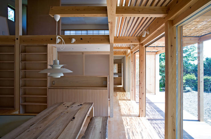 Salas de estilo  por 尾日向辰文建築設計事務所