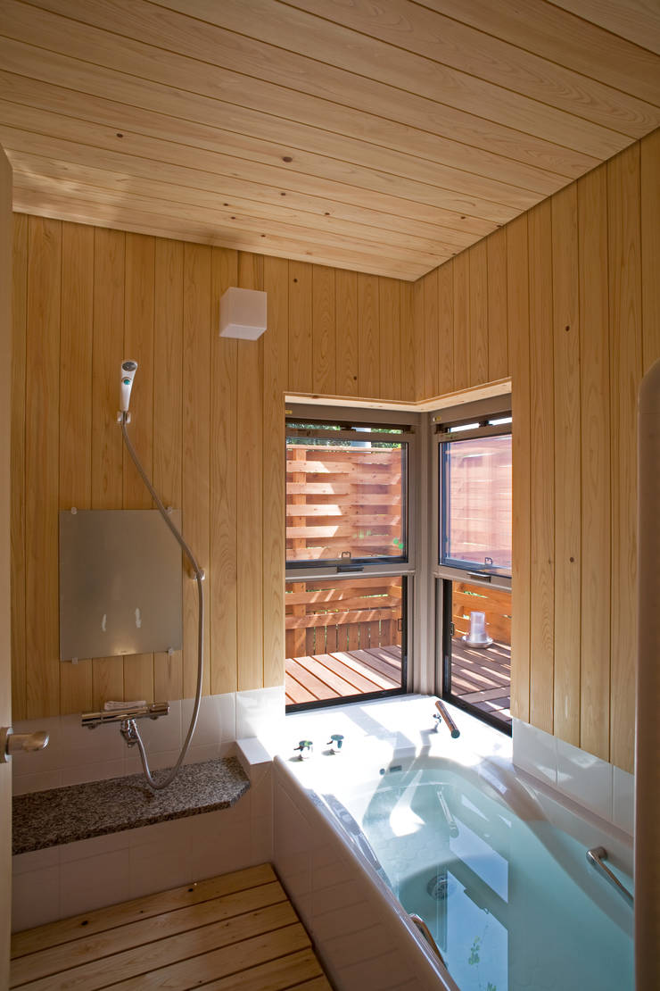 Baños de estilo  por 尾日向辰文建築設計事務所