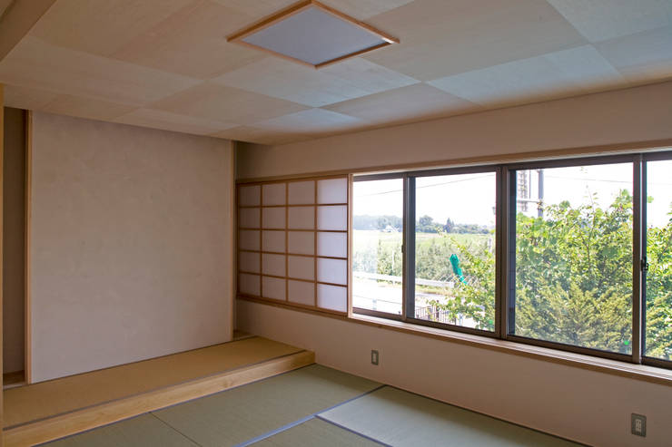 Salas multimedia de estilo  por 尾日向辰文建築設計事務所