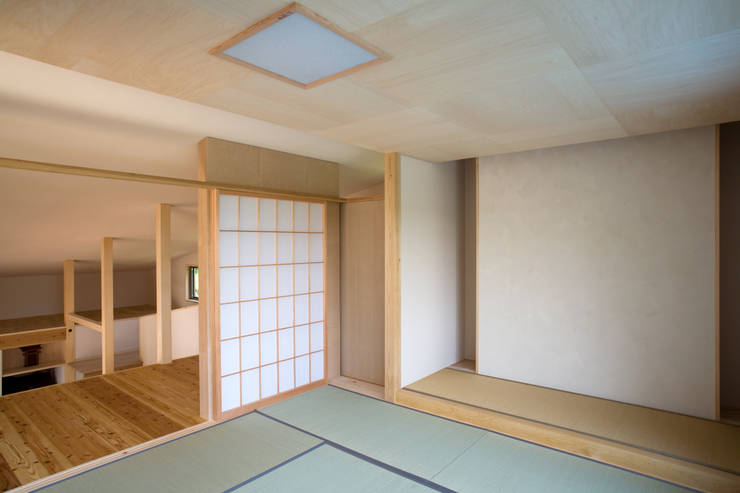 Salas multimedia de estilo  por 尾日向辰文建築設計事務所