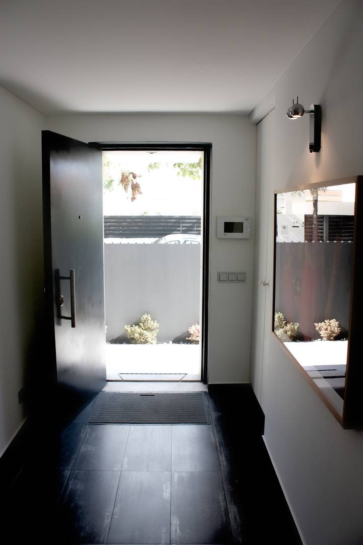  Corridor & hallway by ARQAMA - Arquitetura e Design Lda