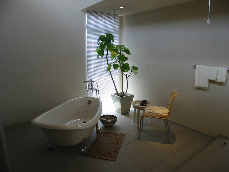 猫脚浴槽を設置したバスルーム homify 和風の お風呂
