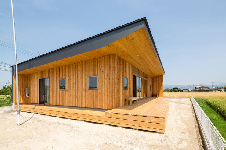 田园间的木制平房: 含车库以及木头甲板露台的惬意好空间