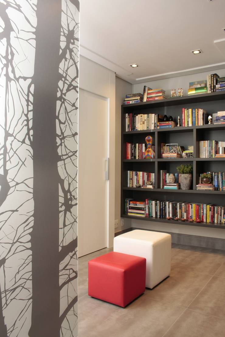 MINI BIBLIOTECA: Corredores e halls de entrada  por Fernanda Moreira - DESIGN DE INTERIORES