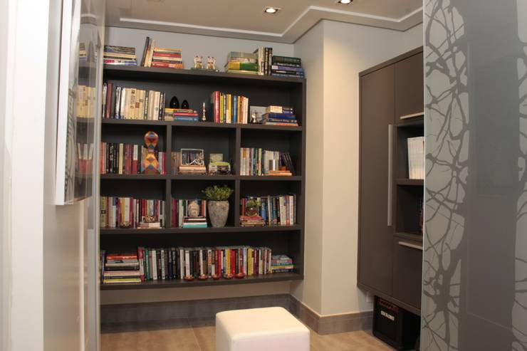 MINI BIBLIOTECA: Corredores e halls de entrada  por Fernanda Moreira - DESIGN DE INTERIORES