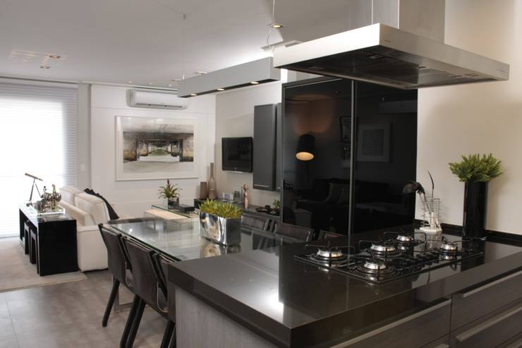 COZINHA + SALA DE JANTAR: Cozinhas  por Fernanda Moreira - DESIGN DE INTERIORES