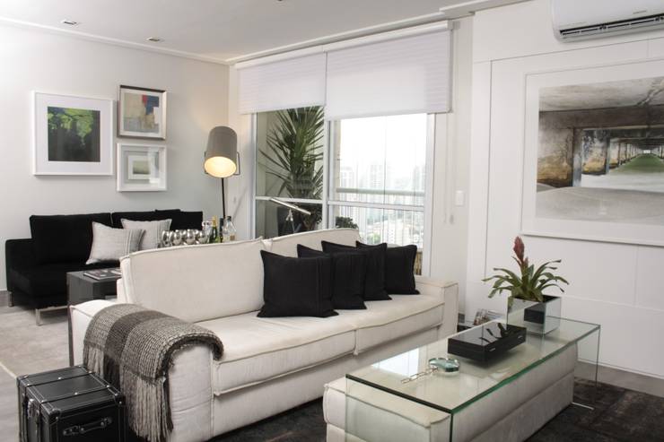 SALA DE TV - Sofá: Salas multimídia  por Fernanda Moreira - DESIGN DE INTERIORES