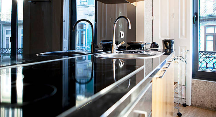 Edifício habitacional: Cozinhas ecléticas por Alves Dias arquitetos