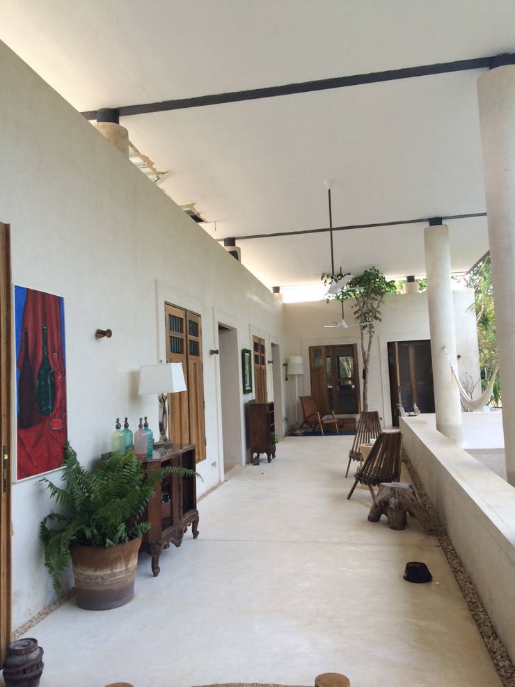 Casa Pich: Pasillos y recibidores de estilo  por Degetau Arquitectura y Diseño, Tropical   