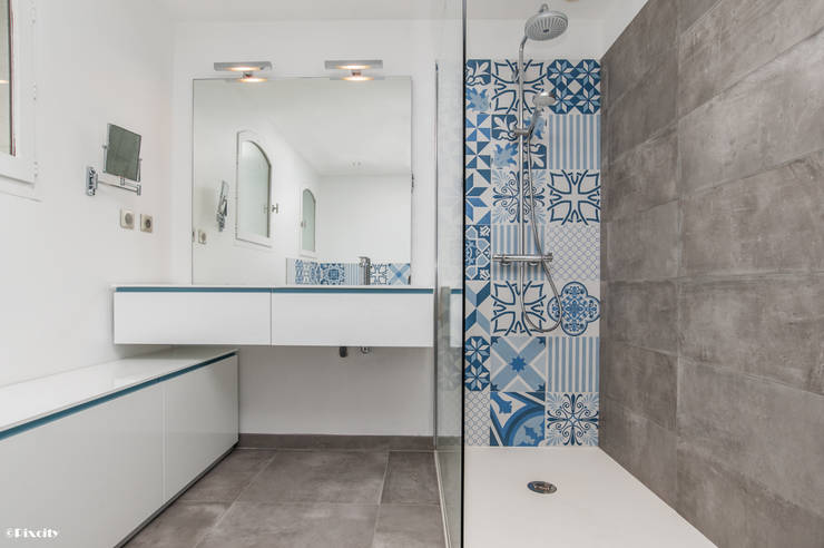 Salle de bains et carreaux ciment bleus par Pixcity | homify