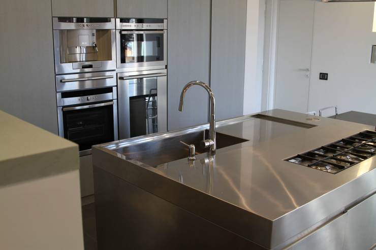 Isola con tavolo di arclinearoma | homify Isola con tavolo di arclinearoma | homify