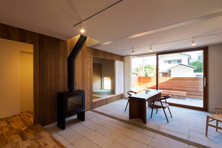 Pasillos y hall de entrada de estilo  por エヌ スケッチ