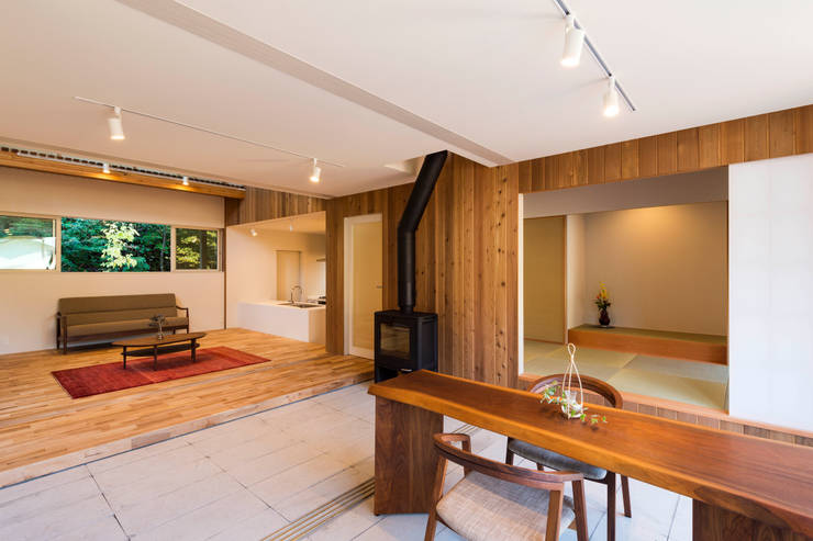 Pasillos y hall de entrada de estilo  por エヌ スケッチ