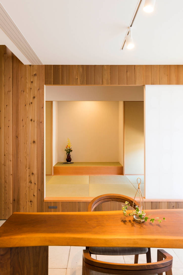 Pasillos y hall de entrada de estilo  por エヌ スケッチ