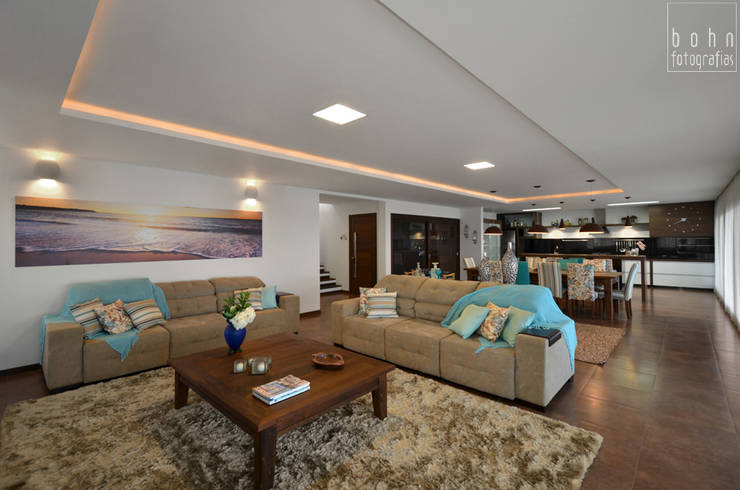 Aconchego a beira mar : Salas de estar  por Bethina Wulff