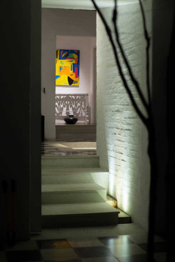 Paredes de estilo  por SDHR Arquitectura