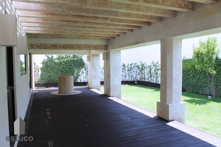 13 patios con piso de madera que te van a inspirar a arreglar el tuyo
