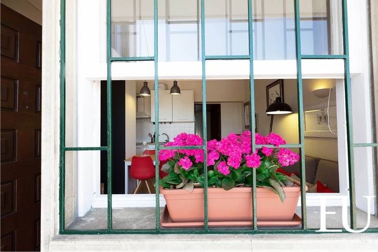 APARTAMENTO TURÍSTICO PRÍNCIPE REAL – LISBOA: Janelas   por EU INTERIORES
