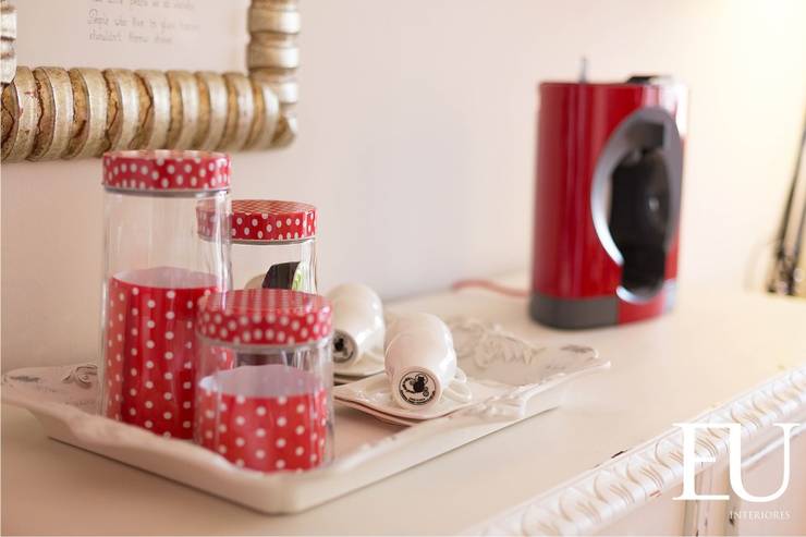 APARTAMENTO TURÍSTICO PRÍNCIPE REAL – LISBOA: Cozinhas modernas por EU INTERIORES