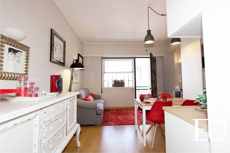 APARTAMENTO TURÍSTICO PRÍNCIPE REAL – LISBOA: Salas de estar modernas por EU INTERIORES