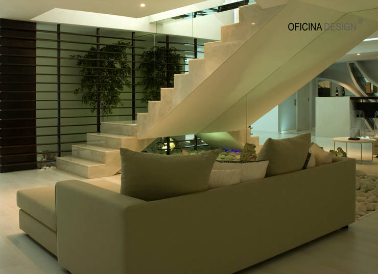 Casa – Freedom: Corredores e halls de entrada por Oficina Design