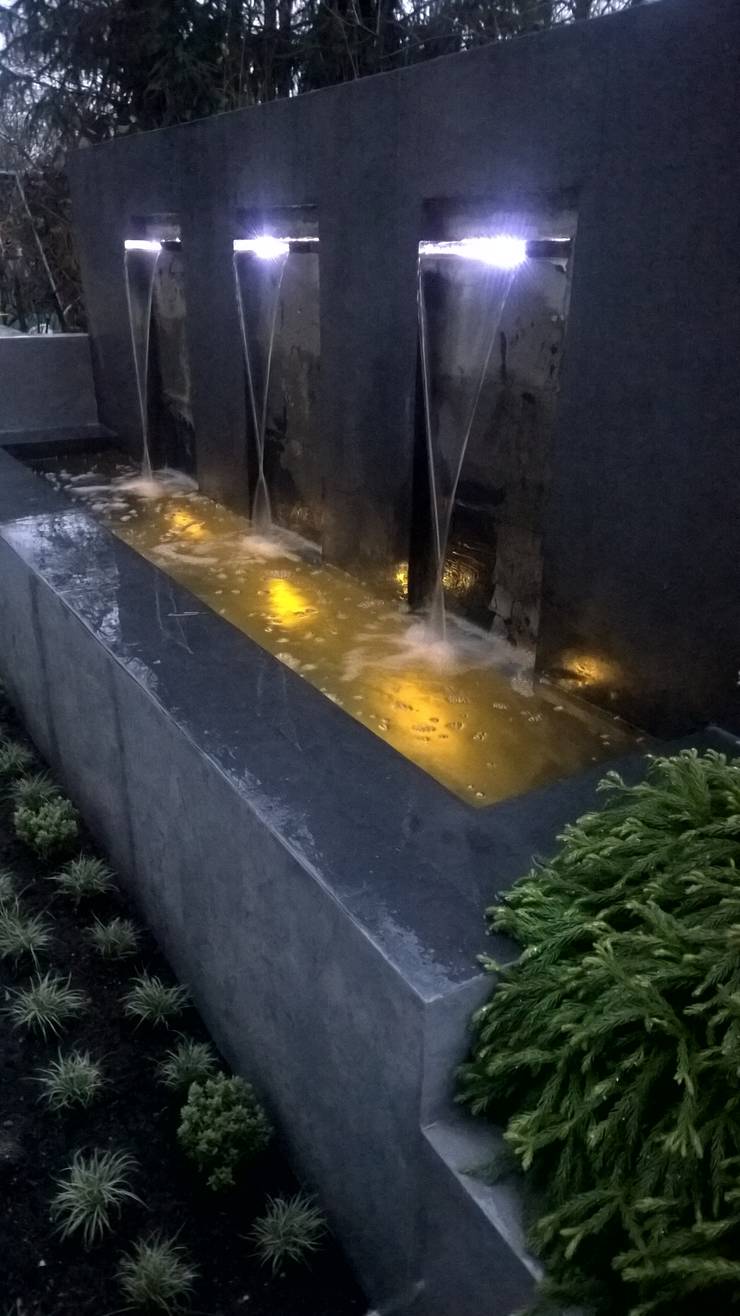 moderne Terrasse mit Wasserfall, Sitzbank und Treppenstufen von Neues