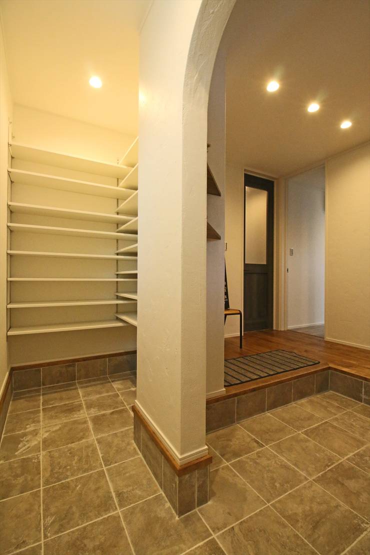 Pasillos y vestíbulos de estilo  por ジャストの家