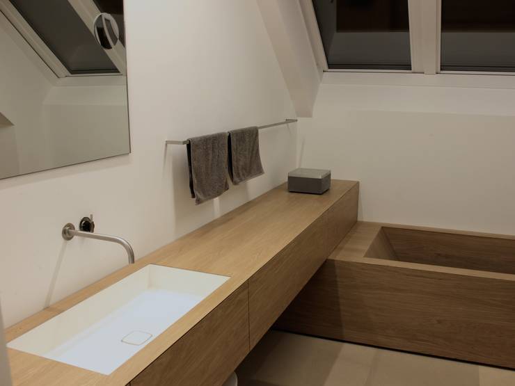 Bad und Badewanne in Eiche von Schreinerei Leim&Späne München | homify Bad und Badewanne in Eiche von Schreinerei Leim&Späne München | homify