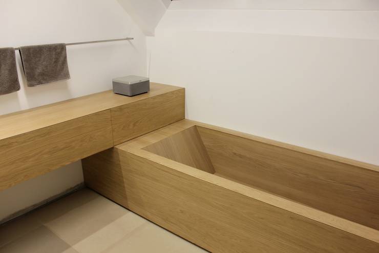 Bad und Badewanne in Eiche von Schreinerei Leim&Späne München | homify Bad und Badewanne in Eiche von Schreinerei Leim&Späne München | homify