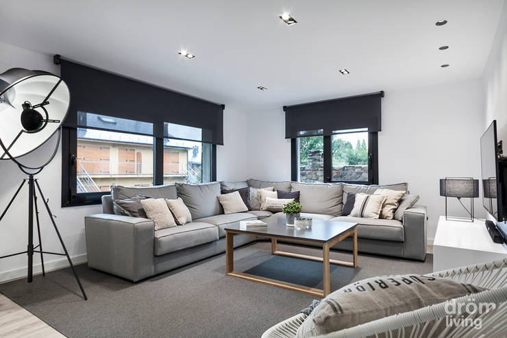CASA EN LLÍVIA: MINIMALISMO Y CALIDEZ:  de estilo  de Dröm Living, Minimalista  