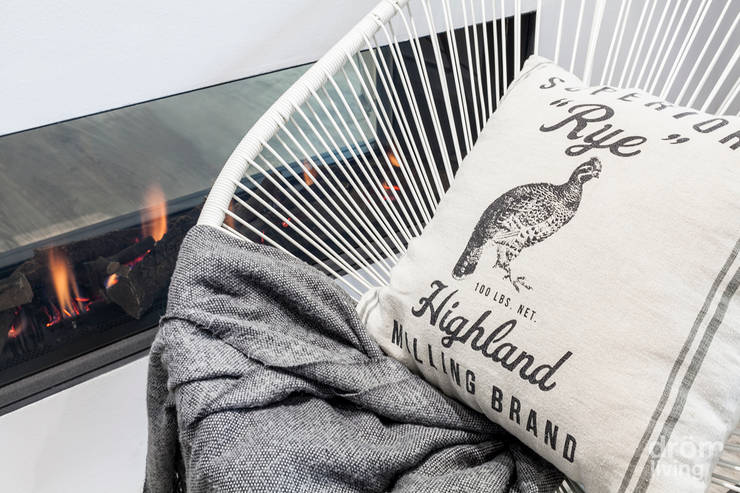 CASA EN LLÍVIA: MINIMALISMO Y CALIDEZ:  de estilo  de Dröm Living, Minimalista  