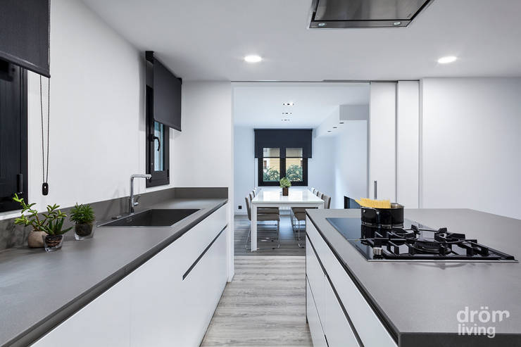 CASA EN LLÍVIA: MINIMALISMO Y CALIDEZ: Cocinas de estilo  de Dröm Living, Minimalista  
