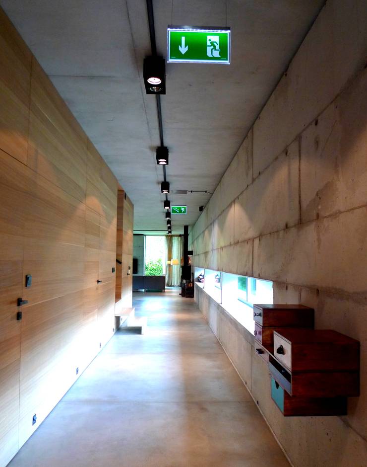 Pasillos y vestíbulos de estilo  por seweryn pracownia