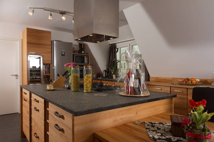 Küche Wildbuche mit Granitarbeitsplatte von Der Möbeldoktor Peter