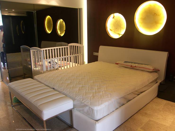  غرفة نوم تنفيذ Estudio de Arquitectura, Interiorismo y Urbanismo José Sánchez Vélez 653 77 38 06