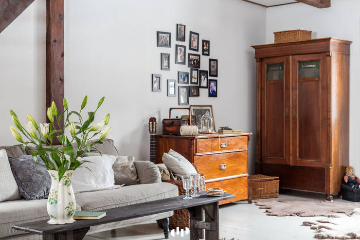 Livings de estilo  por dziurdziaprojekt