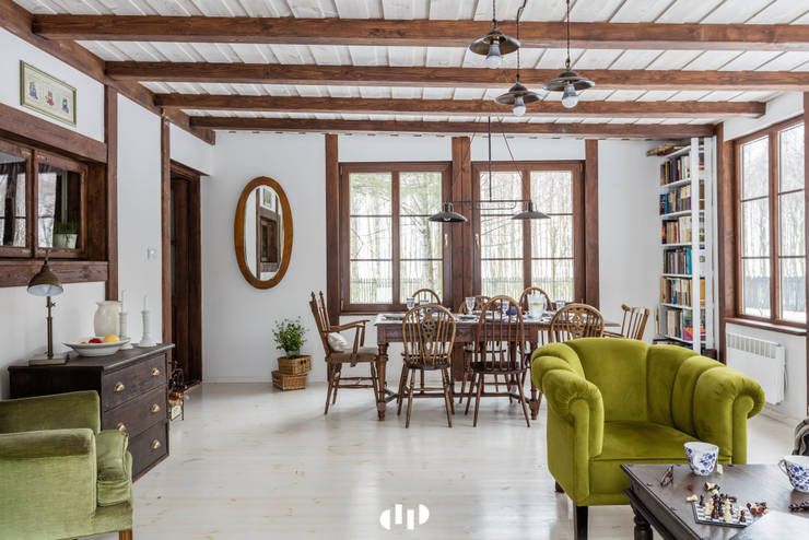 Livings de estilo  por dziurdziaprojekt