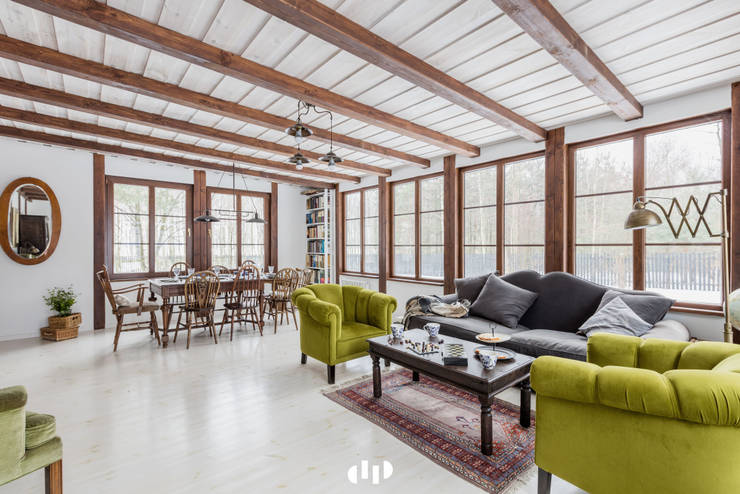 Livings de estilo  por dziurdziaprojekt