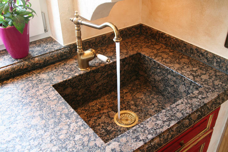 Kochen wie in der Provence: mediterrane Landhausküche "Nizza", Villa Medici - Landhauskuechen aus Aschheim Villa Medici - Landhauskuechen aus Aschheim Cuisine rustique Granite Rouge