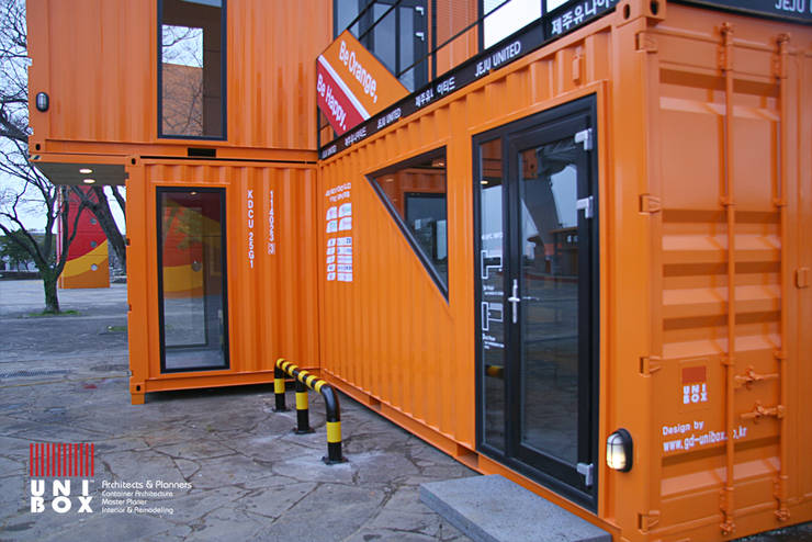 一间鲜橘色的两层楼时尚货柜屋