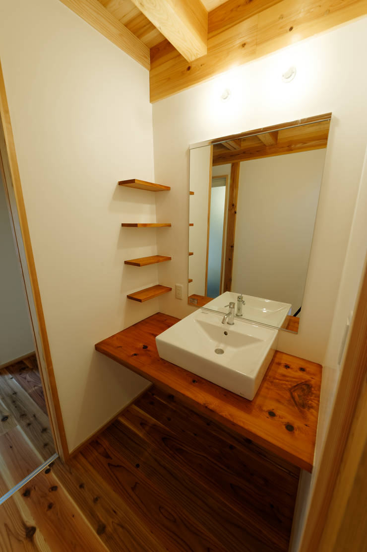  浴室 by 高野三上アーキテクツ一級建築設計事務所  TM Architects