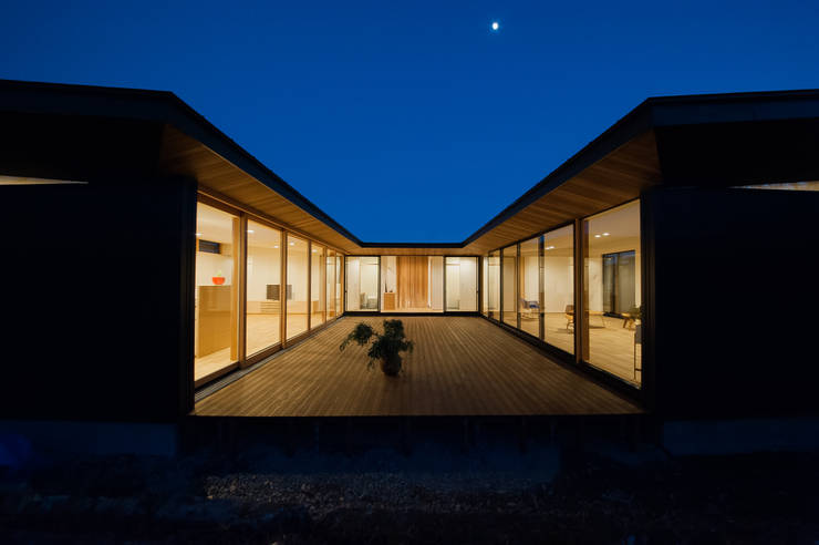 从另外一个角度总览房子的外观,凹型