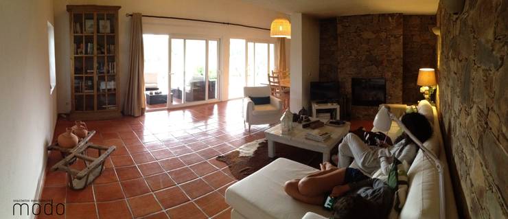  غرفة المعيشة تنفيذ Modo Arquitectos Associados